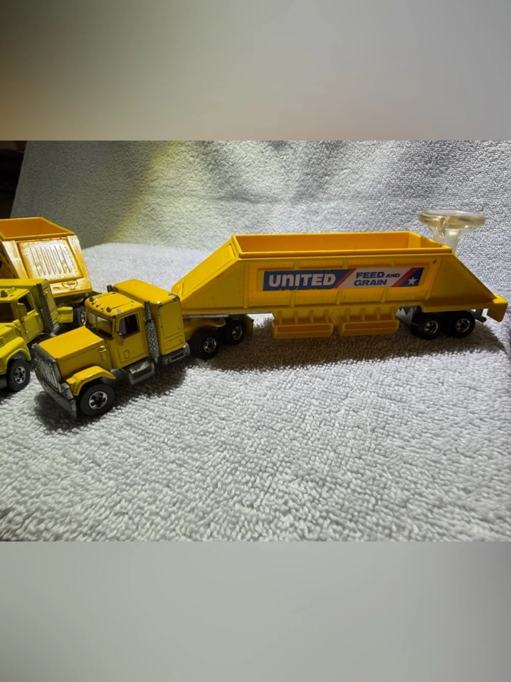 VTG 80s Hot Wheels Steering Rigs Semi-Truck United Feed Grain Trailer GMC Ford